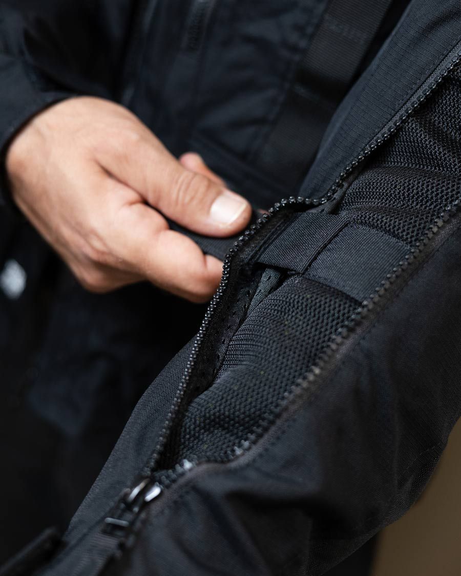 Η Εύη φοράει το αιάβροχο Dainese Anthrax Rain jacket πάνω από το μπουφάν Dainese Hydraflux 2 Air D-Dry